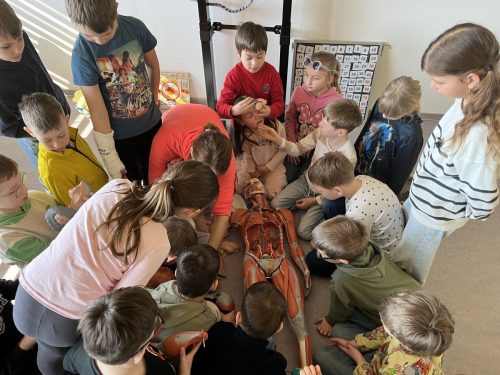 Rodiče do škol v březnu